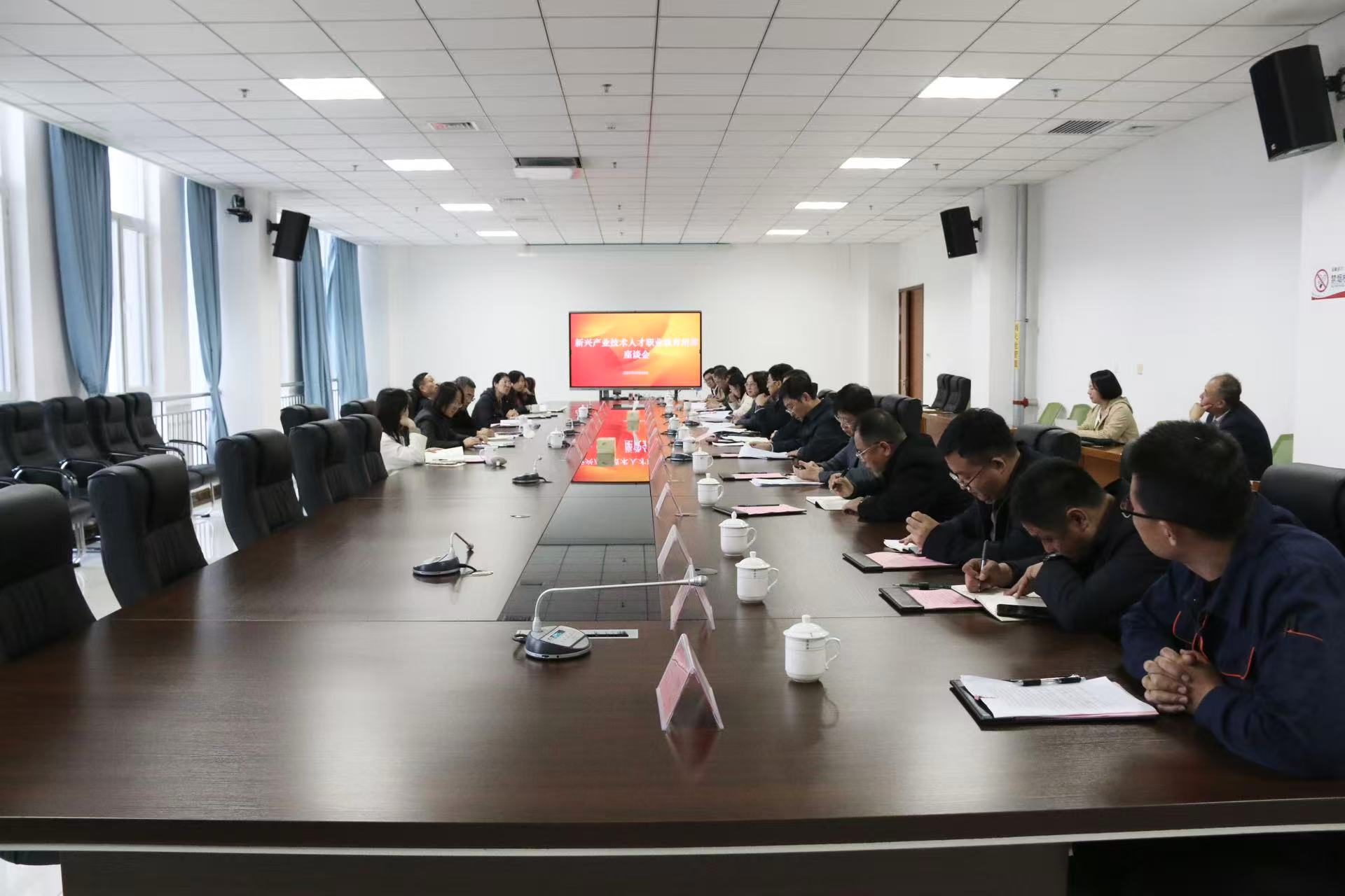 九三学社中央调研组来我校进行职业教育专题调研